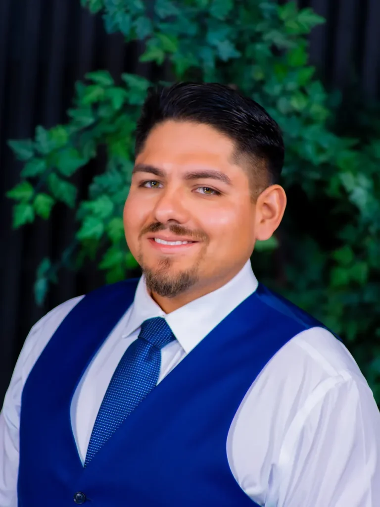Rogelio Garcia, licensed Illinois real estate broker serving West Chicago and Aurora